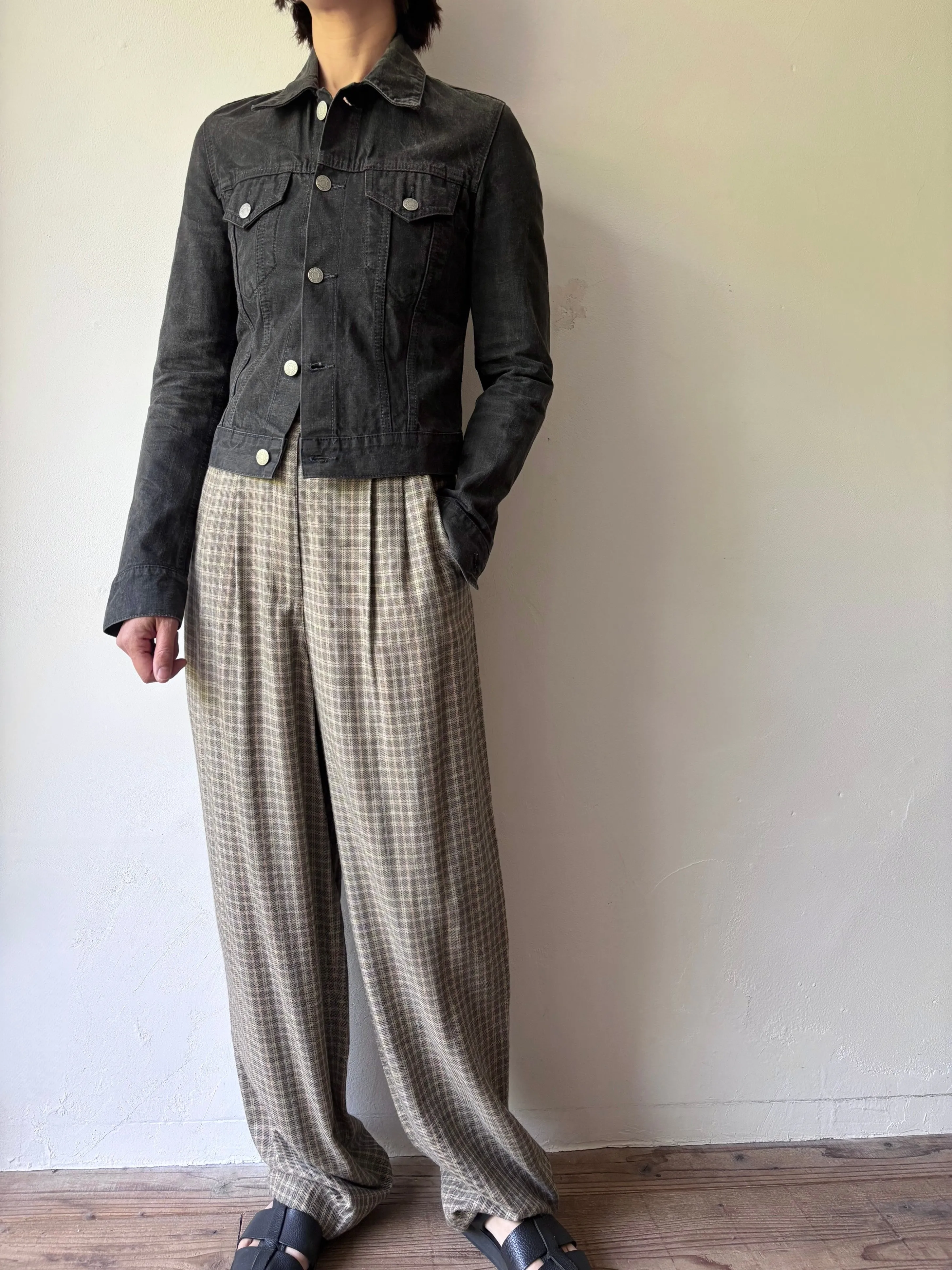Mix color checked wide pants.