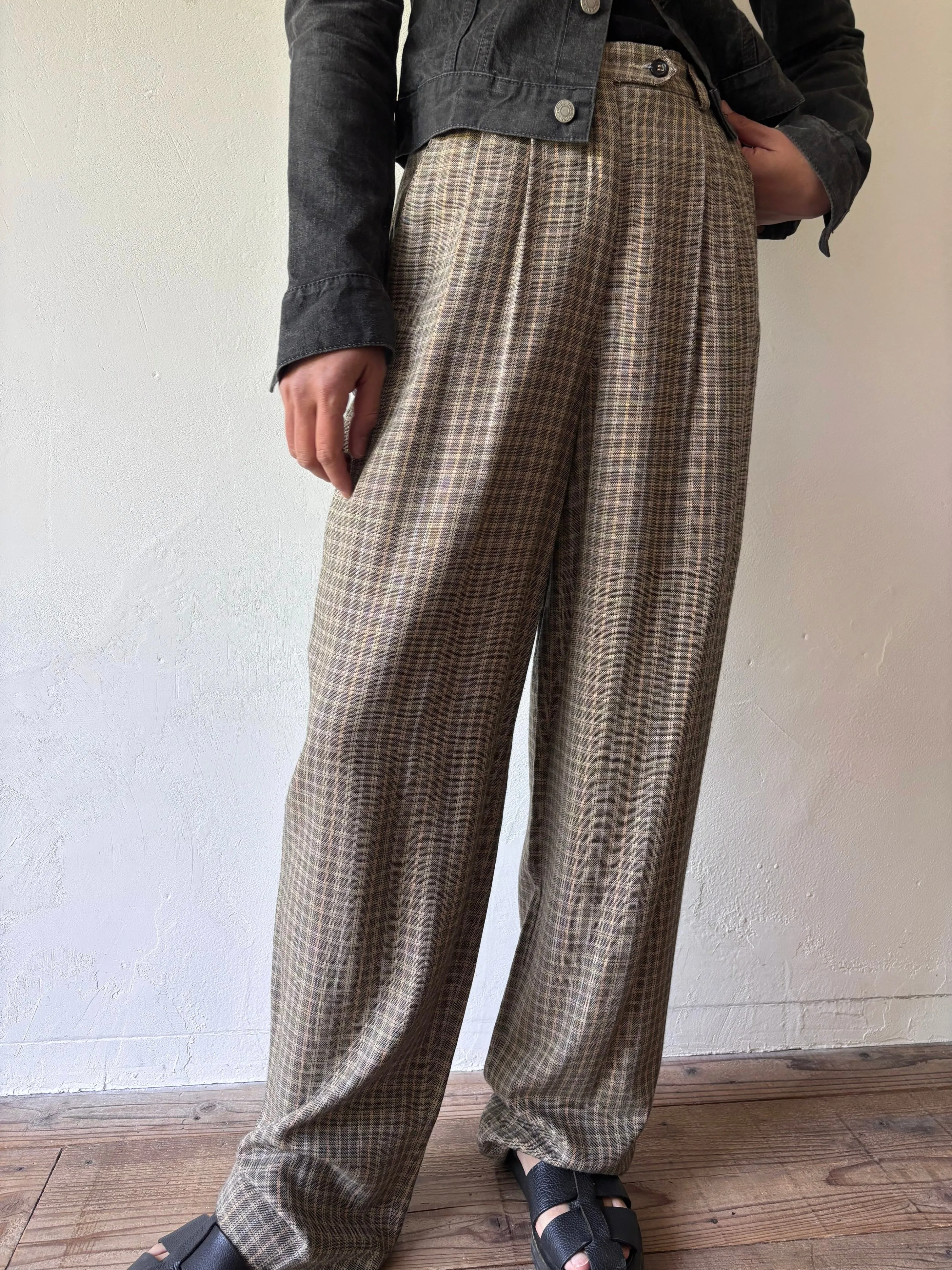 Mix color checked wide pants.