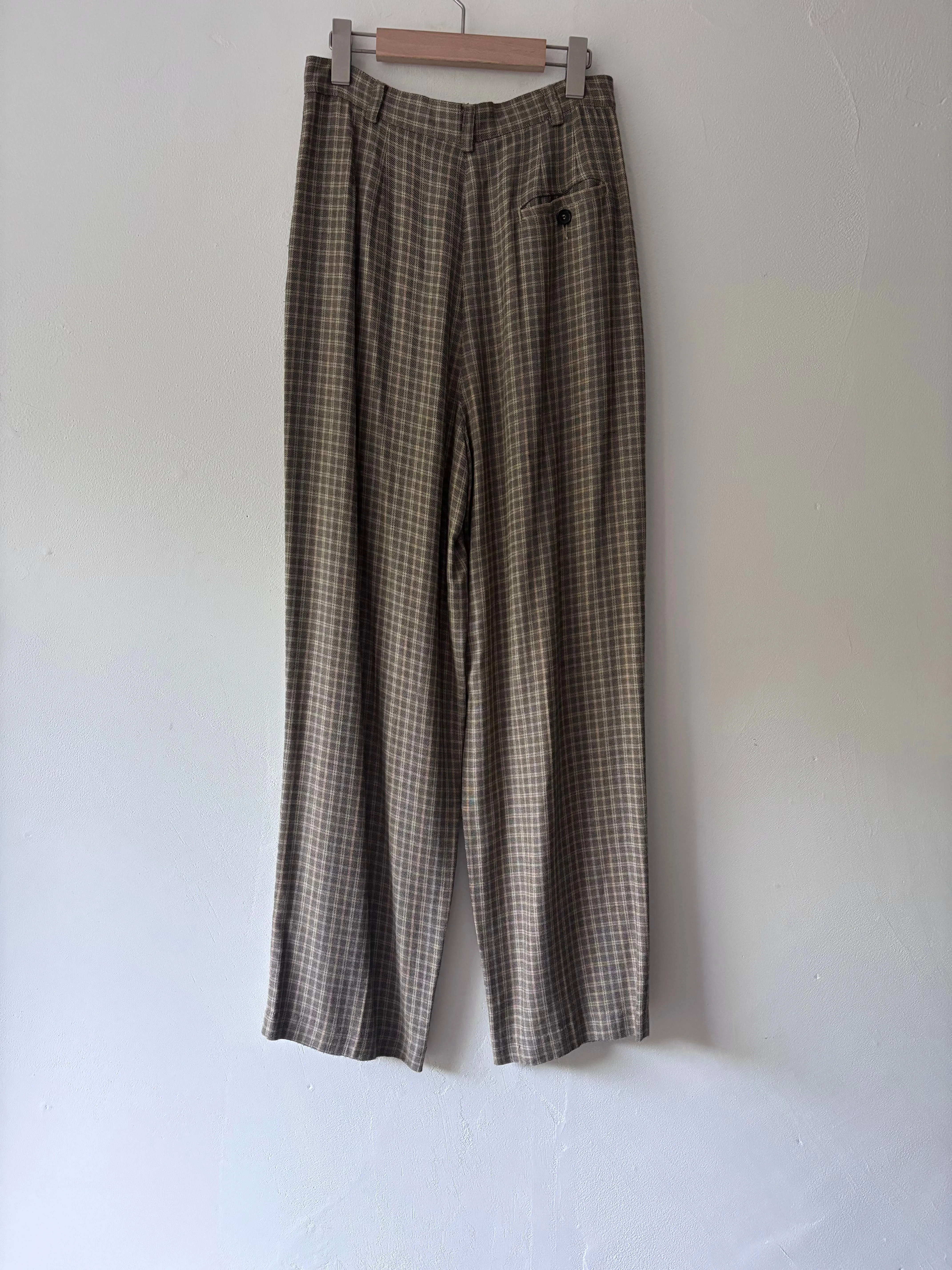 Mix color checked wide pants.