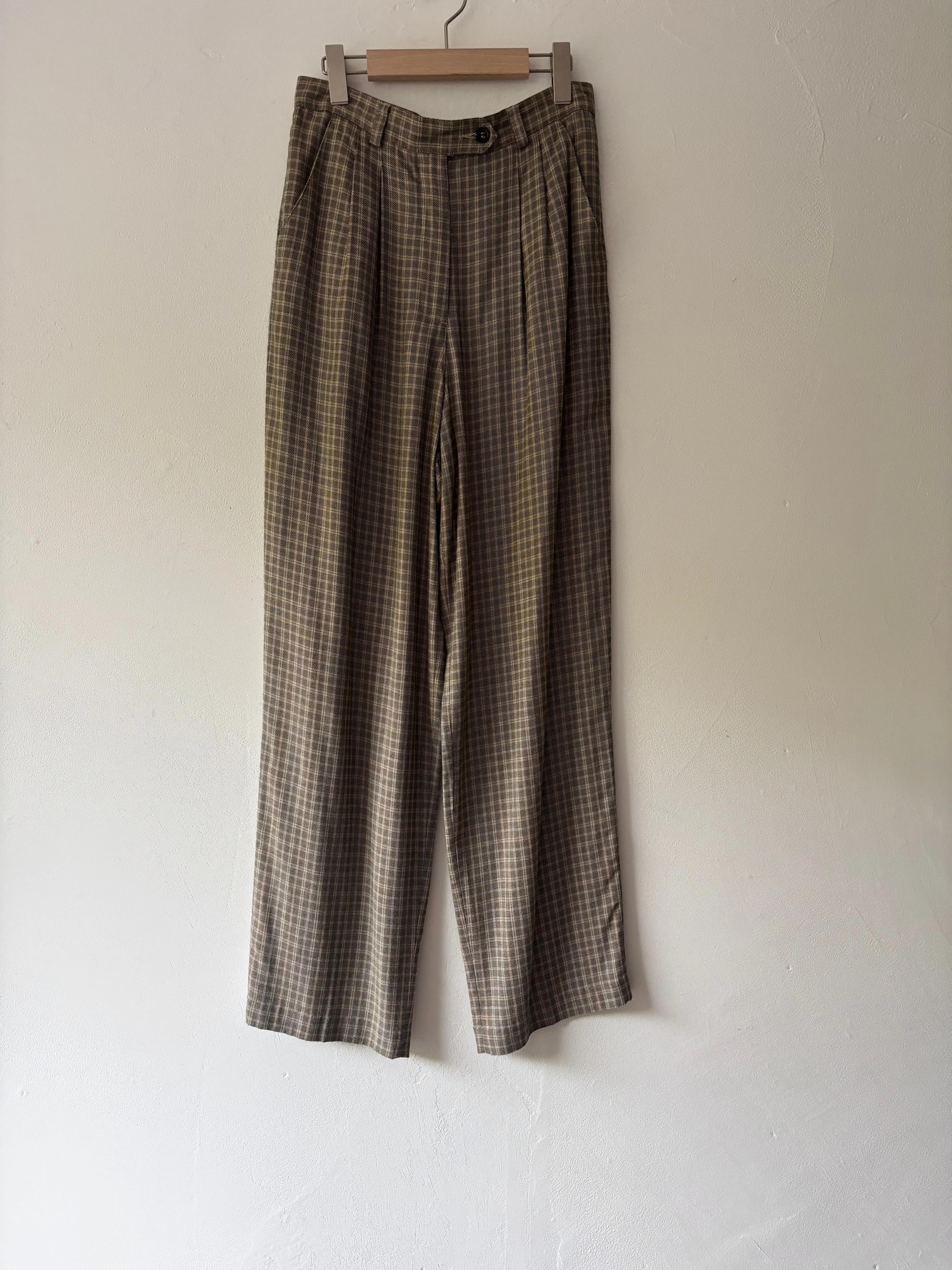 Mix color checked wide pants.
