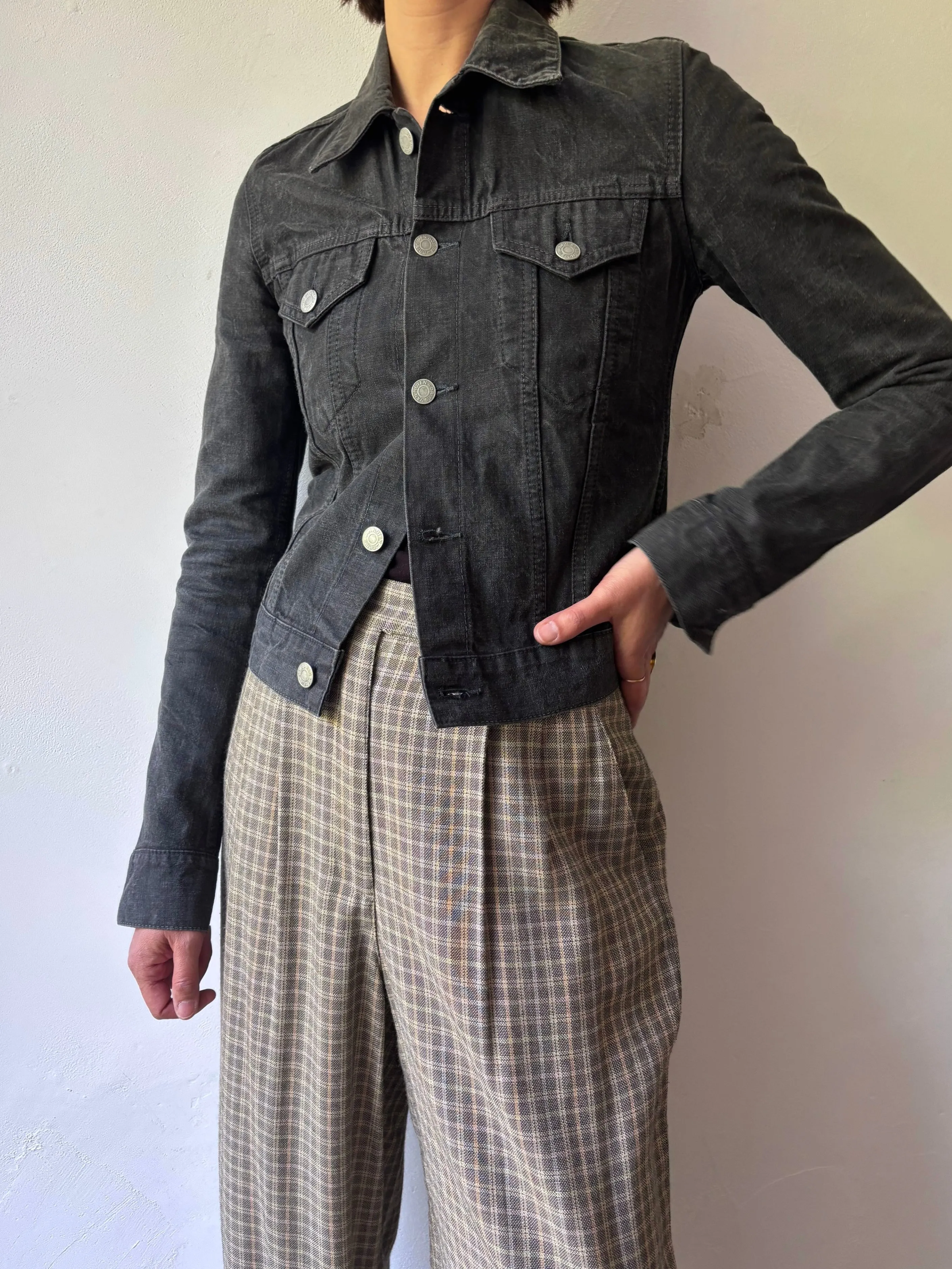 Mix color checked wide pants.