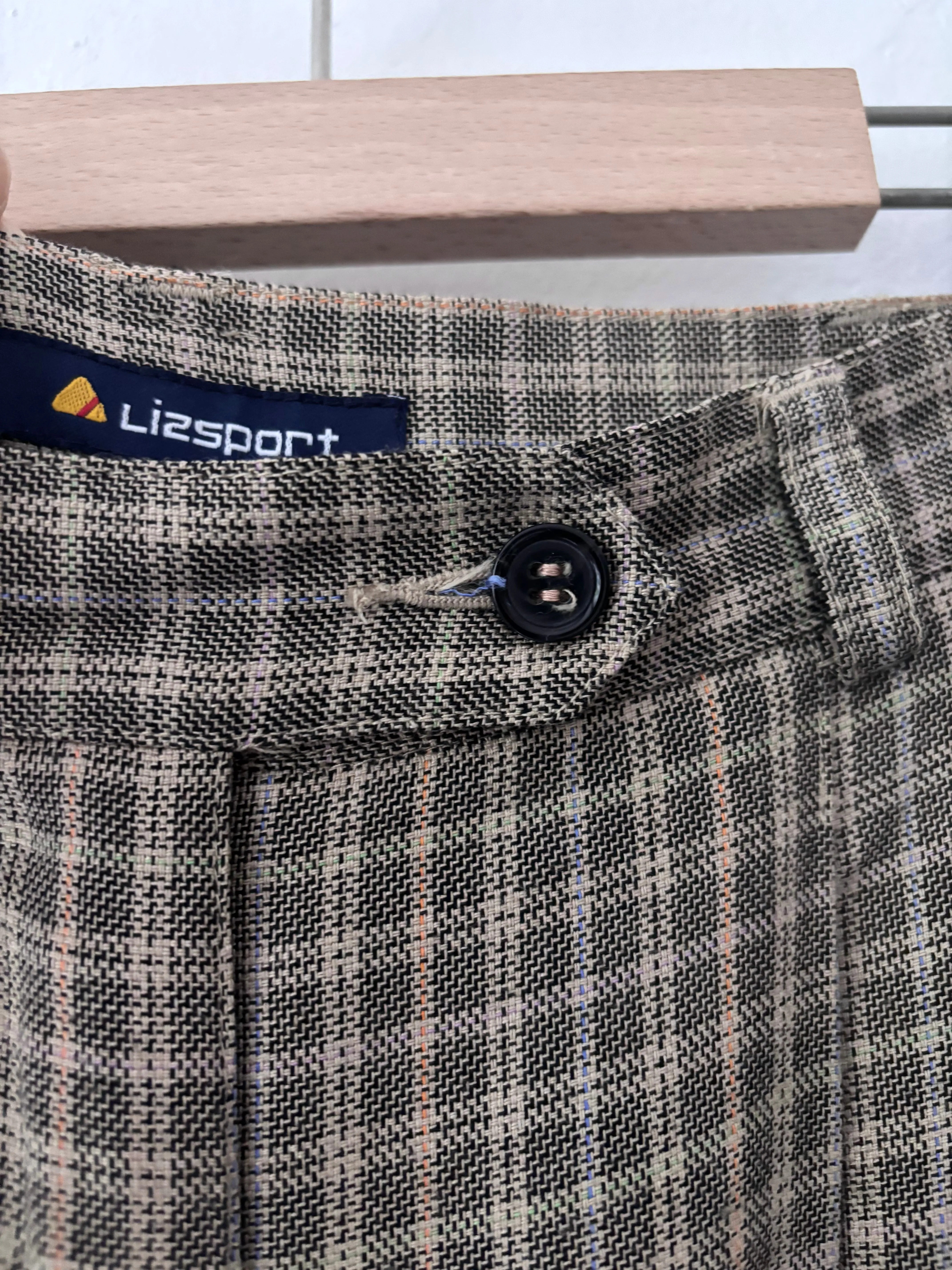 Mix color checked wide pants.