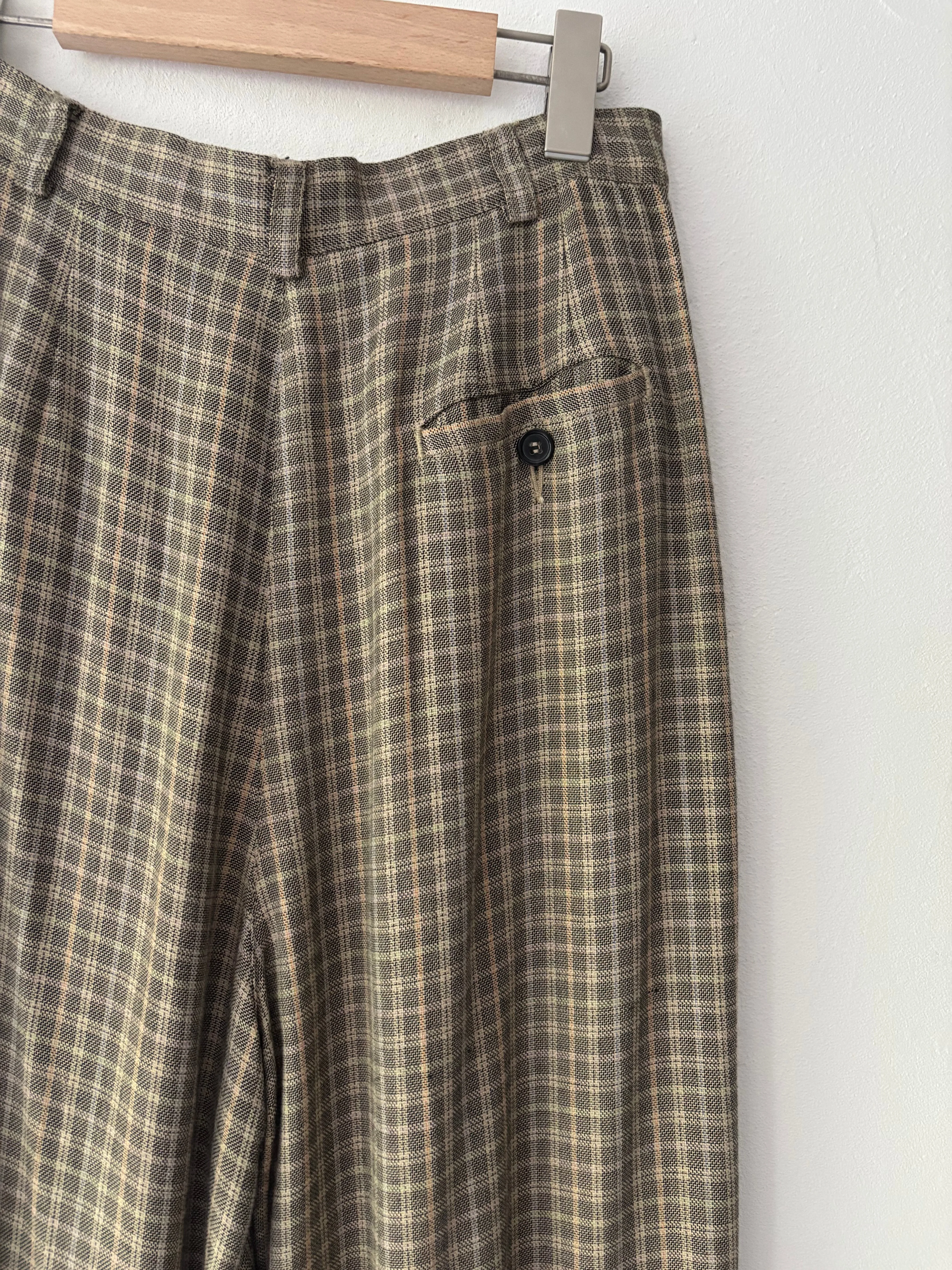 Mix color checked wide pants.