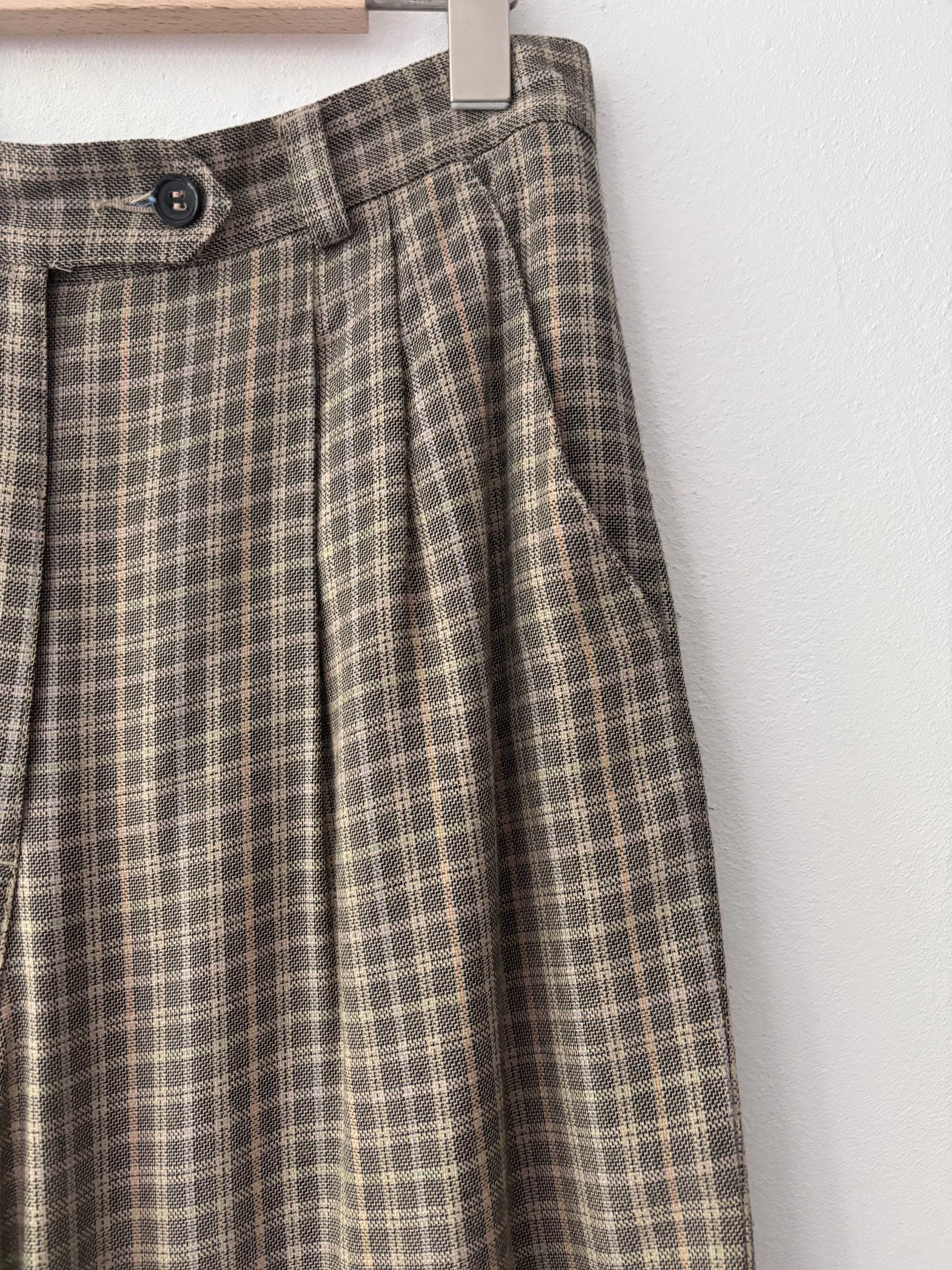 Mix color checked wide pants.