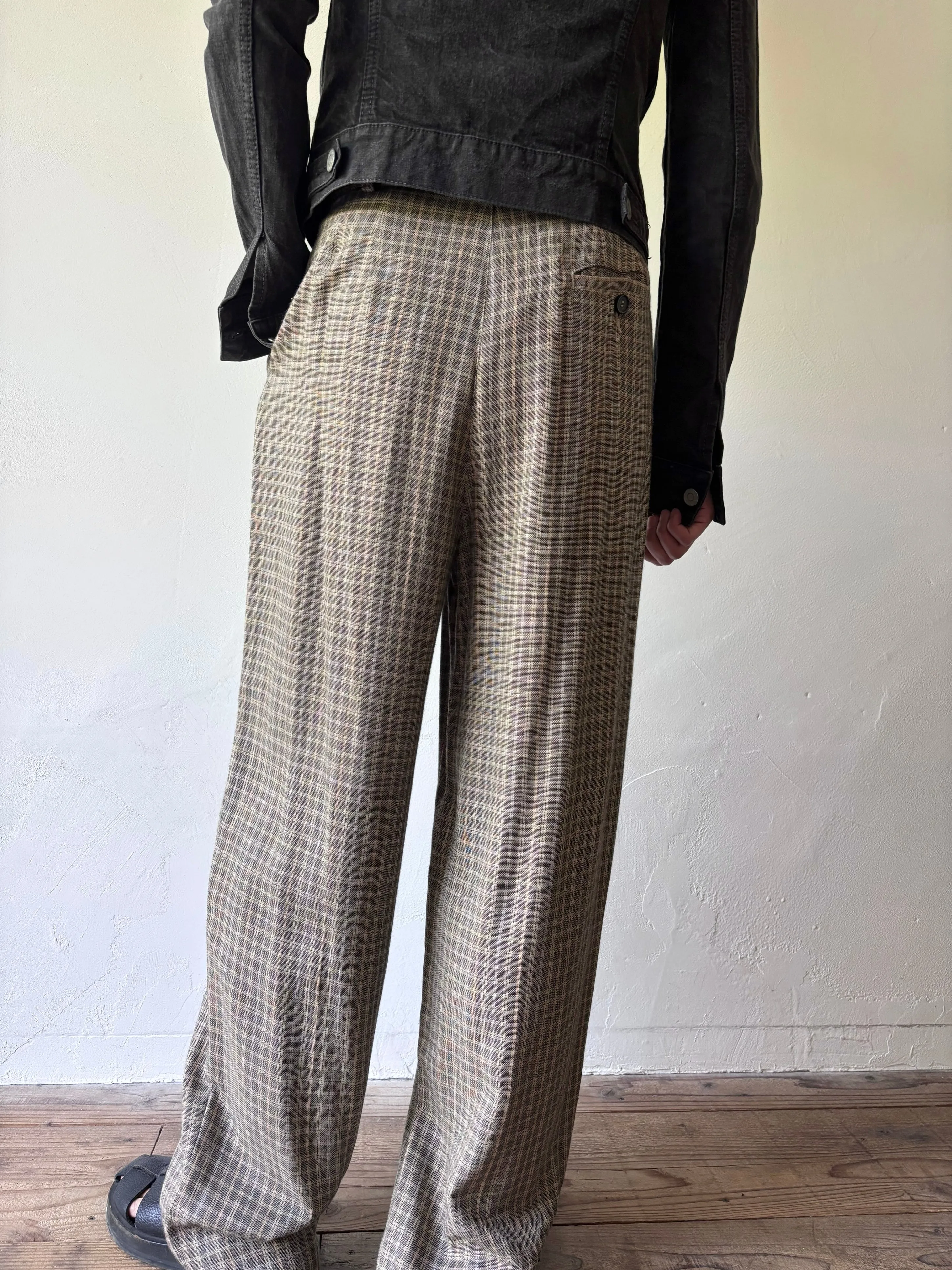 Mix color checked wide pants.