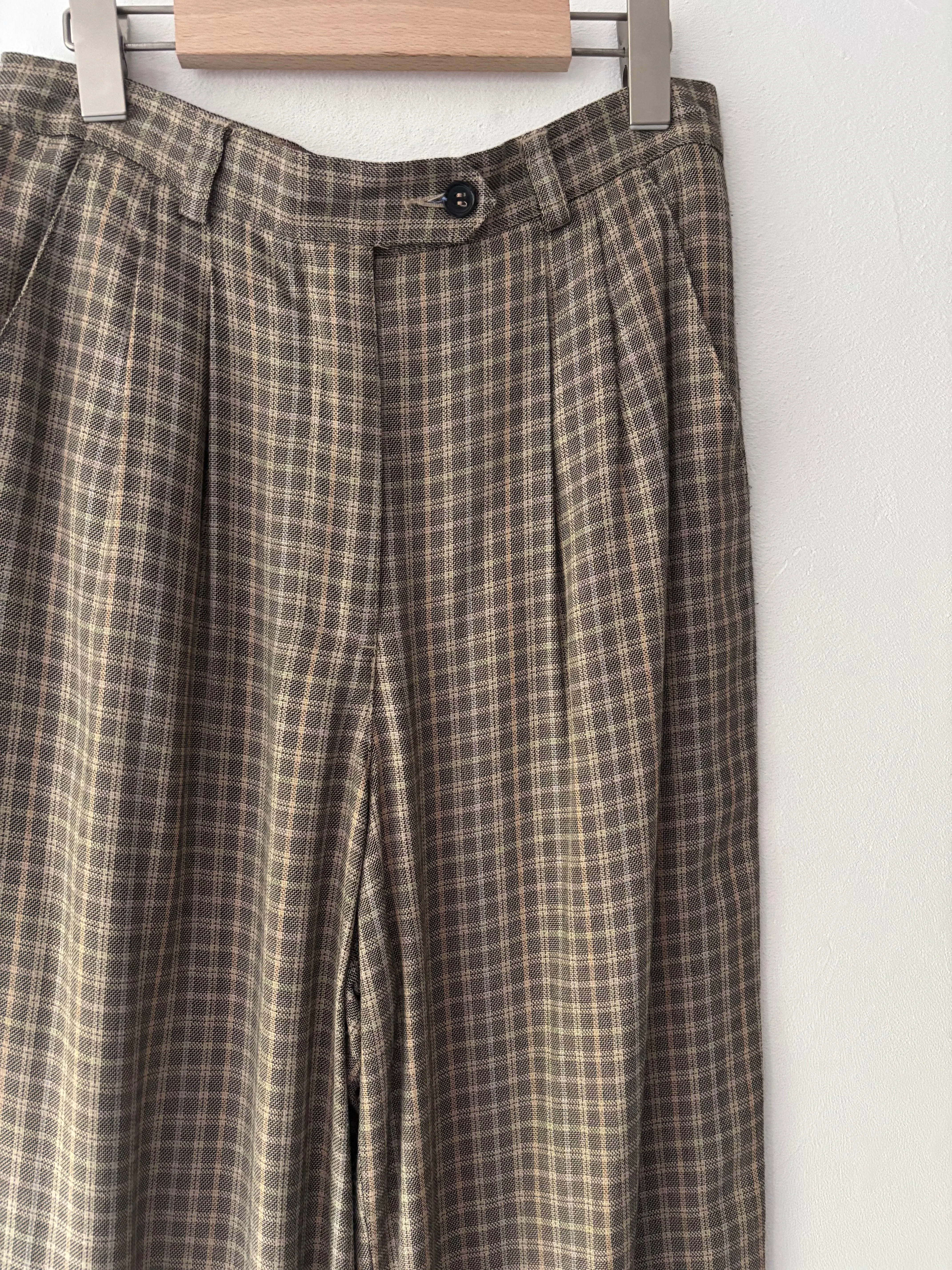 Mix color checked wide pants.